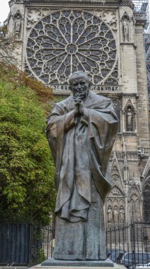 Notre-Dame de Paris Katedrali yakınındaki Saint heykel (Papa) Jean-Paul II.
