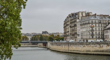 Paris, Fransa - 2 Ekim 2018. Paris, Fransa eski köprü ile Seine Nehri. Paris üçüncü sırada yer 2017 yılında dünyanın en çok ziyaret edilen seyahat hedef.
