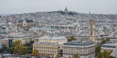 Paris, Fransa - 2 Ekim 2018. Onun tipik binalar ile havadan görünümü Paris. Paris sanat, moda, gastronomi ve kültür küresel bir merkezidir.