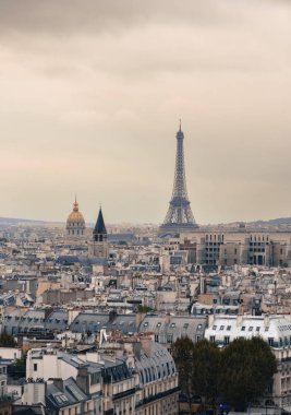 Havadan görünümü Paris Eyfel Kulesi ile. Paris sanat, moda, gastronomi ve kültür küresel bir merkezidir.