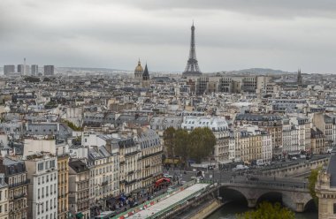 Paris, Fransa - 2 Ekim 2018. Onun tipik binalar ile havadan görünümü Paris. Paris sanat, moda, gastronomi ve kültür küresel bir merkezidir.