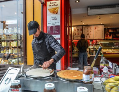 Paris, Fransa - 2 Ekim 2018. Cadde de Paris (Fransa) krep yapma bir adam. Paris üçüncü sırada yer 2017 yılında dünyanın en çok ziyaret edilen seyahat hedef.