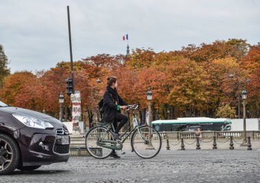 Paris, Fransa - 3 Ekim 2018. Paris, Fransa, sokakta bisikleti kadın. Paris sanat, moda, gastronomi ve kültür küresel bir merkezidir.