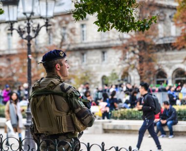 Paris, Fransa - 2 Ekim 2018. Devriye Notre Dame de Paris yakınındaki Fransız askerleri. Paris sık teröristler tarafından saldırıya Avrupa şehirlerinden biridir.