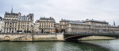 Paris, Fransa - 2 Ekim 2018. Paris, Fransa eski köprü ile Seine Nehri. Paris üçüncü sırada yer 2017 yılında dünyanın en çok ziyaret edilen seyahat hedef.