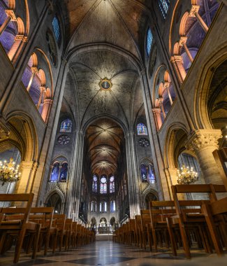 Paris, Fransa - 2 Ekim 2018. İç Notre-Dame de Paris. Katedral Fransız Gotik mimarisinin en güzel örneklerinden biridir.