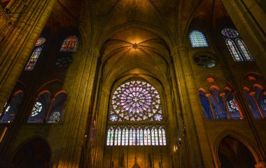 Paris, Fransa - 2 Ekim 2018. İç Notre-Dame de Paris. Katedral Fransız Gotik mimarisinin en güzel örneklerinden biridir.