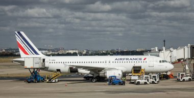 Paris, Fransa - 1 Ekim 2018. Paris Orly Havaalanı (Ory) Airfrance yerleştirme bir Airbus A320 uçağı. 2018 yılında 33 milyon yolcuyla ikinci en işlek Fransız havaalanı Orly olduğunu.