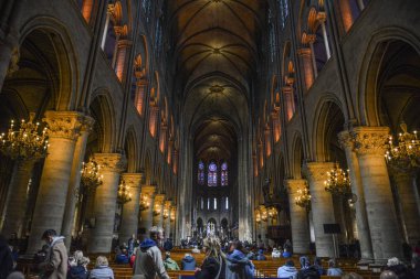 Paris, Fransa - 2 Ekim 2018. İç Notre-Dame de Paris. Katedral Fransız Gotik mimarisinin en güzel örneklerinden biridir.