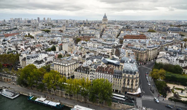 フランス 2018 その典型的な建物でパリの眺め パリは芸術 ファッション 美食と文化のグローバル センターです — ストック写真