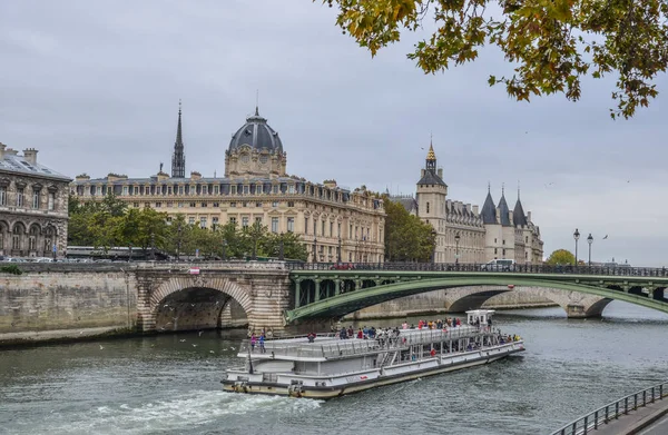 Paříž Francie Říjen 2018 Turistické Trajekty Seině Staré Mosty Paříži — Stock fotografie