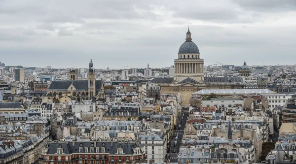 その典型的な建物でパリの眺め パリは芸術 ファッション 美食と文化のグローバル センターです — ストック写真