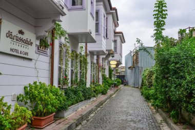 Istanbul, Türkiye - 27 Eylül 2018. Eski sokak, Istanbul, Türkiye. Tarihsel olarak Bizans ve Konstantinopolis bilinen Istanbul Türkiye'deki en kalabalık şehri olduğunu.