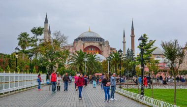 Istanbul, Türkiye - 27 Eylül 2018. Turistler Ayasofya Istanbul, Türkiye'de ziyaret edin. Bu dünya büyük bina ve onun zaman bir mühendislik harikası oldu.