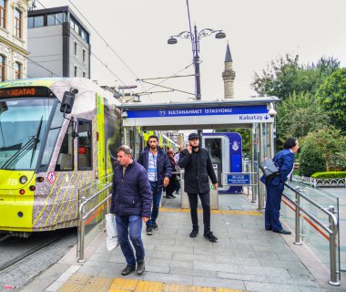 Istanbul, Türkiye - 27 Eylül 2018. Tramvay istasyonu Istanbul, Türkiye'de insanlar. İki kıta, dünyanın en çok ziyaret edilen şehirlerinden biri olan Istanbul şehridir.