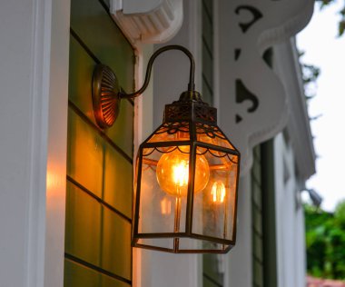 Sanat lamba, İstanbul 'un eski sokakta geceleri.