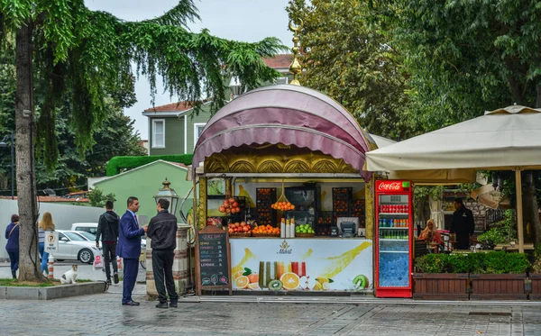 Istanbul Türkiye Eylül 2018 Istanbul Türkiye Sokakta Meyve Suyu Dükkanı — Stok fotoğraf