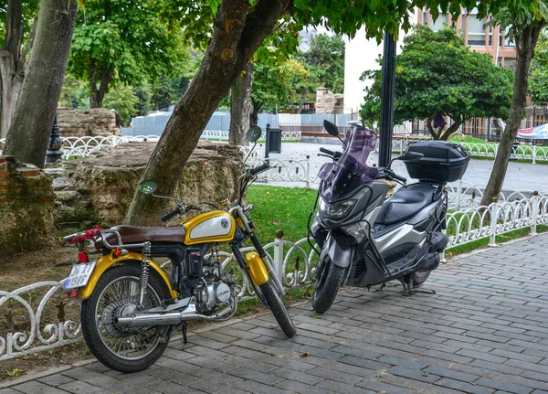 Stambuł Turcja Wrz 2018 Motorowerów Parkowania Chodniku Ciągu Dnia Istanbul — Zdjęcie stockowe
