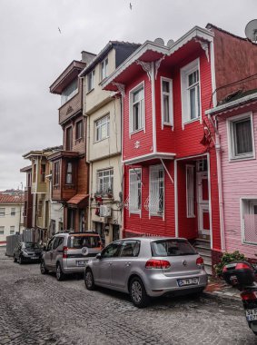Istanbul, Türkiye - 27 Eylül 2018. Eski sokak, Istanbul, Türkiye. Tarihsel olarak Bizans ve Konstantinopolis bilinen Istanbul Türkiye'deki en kalabalık şehri olduğunu.