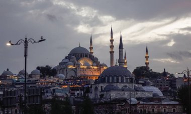 Istanbul, Türkiye'de Eski Camii alacakaranlıkta. İki kıta, dünyanın en çok ziyaret edilen şehirlerinden biri olan Istanbul şehridir.