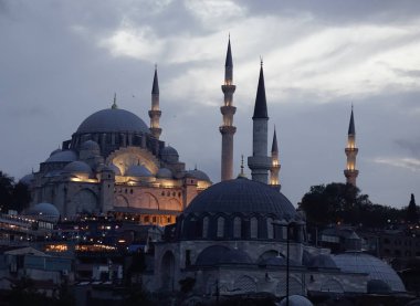 Istanbul, Türkiye'de Eski Camii alacakaranlıkta. İki kıta, dünyanın en çok ziyaret edilen şehirlerinden biri olan Istanbul şehridir.
