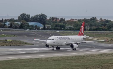 Istanbul, Türkiye - 30 Eylül 2018. Istanbul Atatürk Havalimanı (IST) pist üzerinde Türk Hava Yolları'nın Airbus A330-300 uçak. Atatürk dünyanın 11 en işlek Havaalanı olduğunu.