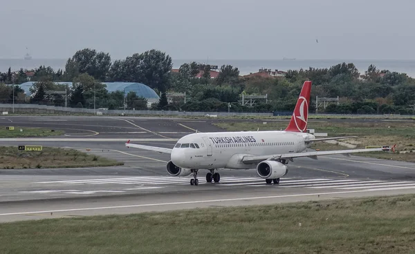 イスタンブール トルコ 2018 イスタンブールのアタテュルク国際空港 Ist の滑走路にトルコ航空のエアバス A330 300 航空機 アタテュルク国際空港は世界の第 — ストック写真