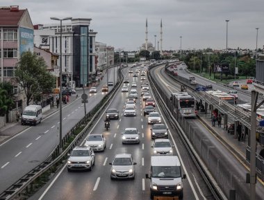 Istanbul, Türkiye - 28 Eylül 2018. Istanbul, Türkiye'de karayolu. Istanbul 12 milyon yabancı turist 2015 yılında dünya beşinci en çok ziyaret edilen şehir yapma karşıladı.
