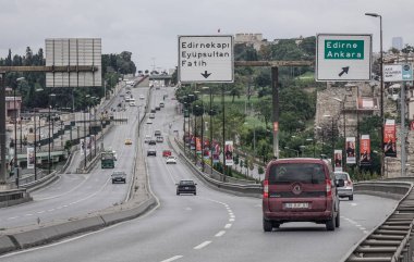 Istanbul, Türkiye - 28 Eylül 2018. Istanbul, Türkiye'de karayolu. Istanbul 12 milyon yabancı turist 2015 yılında dünya beşinci en çok ziyaret edilen şehir yapma karşıladı.