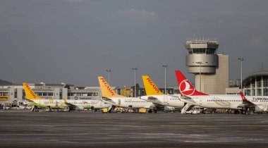 Istanbul, Türkiye - 30 Eylül 2018. Istanbul Sabiha Gökçen Airport (Saw adlı yerleştirme yolcu uçak).