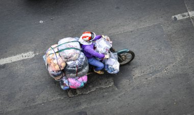 Saigon, Vietnam - 1 Şubat 2019. İnsanlar sokakta Saigon (Ho Chi Minh) scooter sürme. Vietnam bir yüksek motosiklet sahiplik oranları dünya çapında vardır.