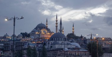 Istanbul, Türkiye'de Eski Camii alacakaranlıkta. İki kıta, dünyanın en çok ziyaret edilen şehirlerinden biri olan Istanbul şehridir.