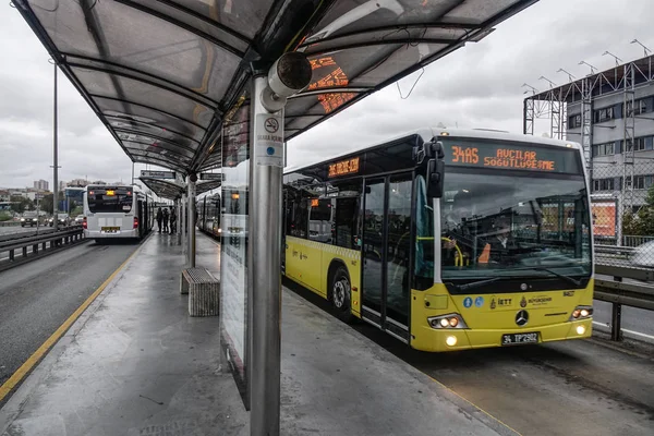 Istanbul, Türkiye - 28 Eylül 2018. Otobüs durağı (Brt) Istanbul, Türkiye'de karayolu üzerinde. 2005 yılında Metrobs Brt hattı inşaatı başladı