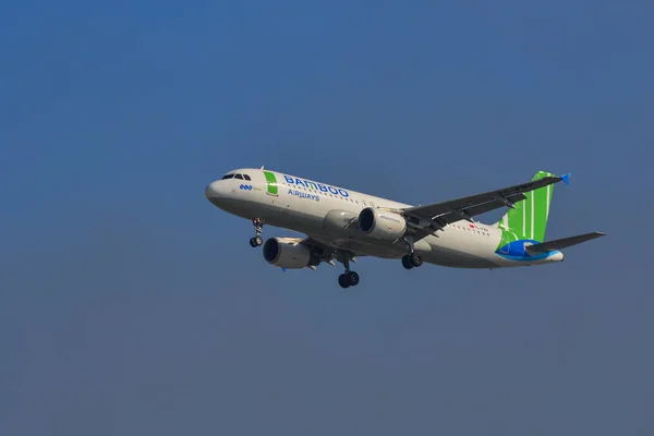 Saigón Vietnam Febrero 2019 Avión Airbus A320 Bamboo Airways Aterrizando — Foto de Stock