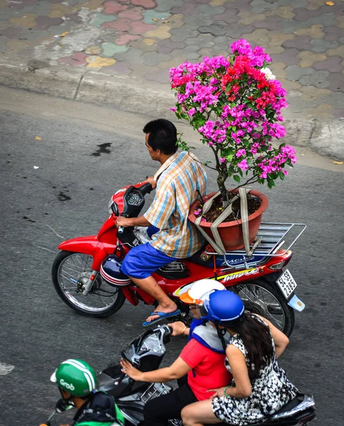 Saigón Vietnam Febrero 2019 Personas Montando Scooters Calle Saigón Chi —  Fotos de Stock