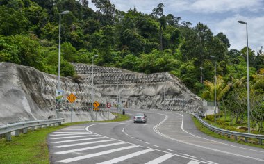 Langkawi, Malezya - 30 Nisan 2018. Langkawi, Malezya için kırsal yol. Langkawi, Malezya batı kıyısında 99 Adaları oluşan bir adalar olduğunu.