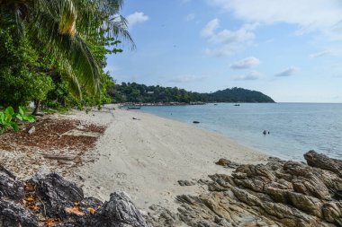 Deniz Koh Lipe, Tayland. Koh Lipe Andaman Denizi, beyaz kumlu plajları ve turkuaz mavi suları ile ünlü bir ada cenneti olduğunu.