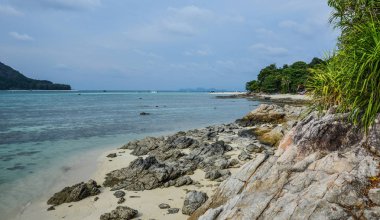 Deniz Koh Lipe, Tayland. Koh Lipe Andaman Denizi, beyaz kumlu plajları ve turkuaz mavi suları ile ünlü bir ada cenneti olduğunu.