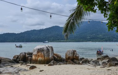Koh Lipe, Tayland - 28 Nisan 2018. Deniz Koh Lipe, Tayland. Koh Lipe Andaman Denizi, beyaz kumlu plajları ve turkuaz mavi suları ile ünlü bir ada cenneti olduğunu.