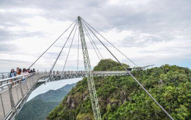 Langkawi, Malezya - 30 Nisan 2018. Sky Bridge dağ ve tropikal ormanlar içinde belgili tanımlık geçmiş Langkawi Adası, Malezya.