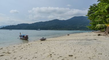 Deniz Koh Lipe, Tayland. Koh Lipe Andaman Denizi, beyaz kumlu plajları ve turkuaz mavi suları ile ünlü bir ada cenneti olduğunu.