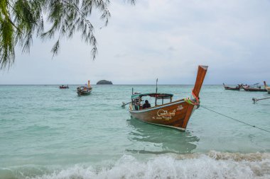 Koh Lipe, Tayland - 29 Nisan 2018. Uzun kuyruk ahşap tekne Koh Lipe, Tayland. Bozulmamış beyaz kumsalları ve kristal berraklığında suları Koh Lipe Island sunuyor.