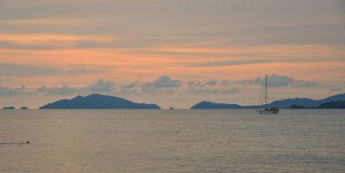 Günbatımı Koh Lipe, Tayland denizde. Bozulmamış beyaz kumsalları ve kristal berraklığında suları Koh Lipe Island sunuyor.