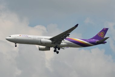 Bangkok, Tayland - 21 Nisan 2018. Bangkok Suvarnabhumi Uluslararası Havaalanı'nda (Bkk açılış Tay Airways bir Airbus A330-300 uçağı).