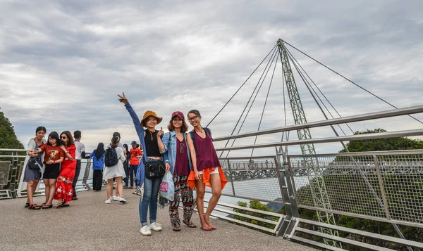 Langkawi Malajsie Duben 2018 Turisté Navštěvují Sky Bridge Hory Tropické — Stock fotografie