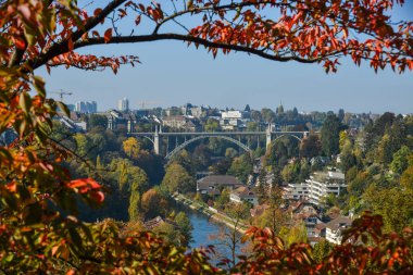 Eski bir köprü ile güzel manzara Bern. Bern, İsviçre ve dördüncü en kalabalık şehri başkentidir.