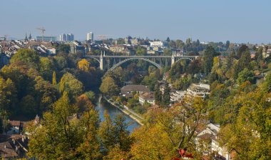 Eski bir köprü ile güzel manzara Bern. Bern, İsviçre ve dördüncü en kalabalık şehri başkentidir.