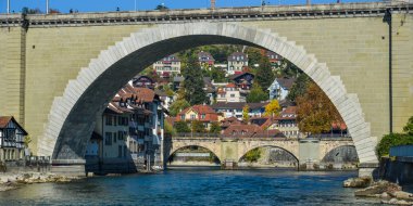 Bern, İsviçre için Aare Nehri üzerinde eski şehir merkezi ve taş köprü görünümü.