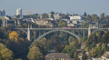 Eski bir köprü ile güzel manzara Bern. Bern, İsviçre ve dördüncü en kalabalık şehri başkentidir.