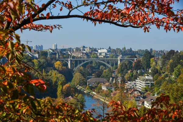 伯尔尼的美丽风景与老桥梁 伯尔尼是瑞士的首都 也是人口第四多的城市 — 图库照片